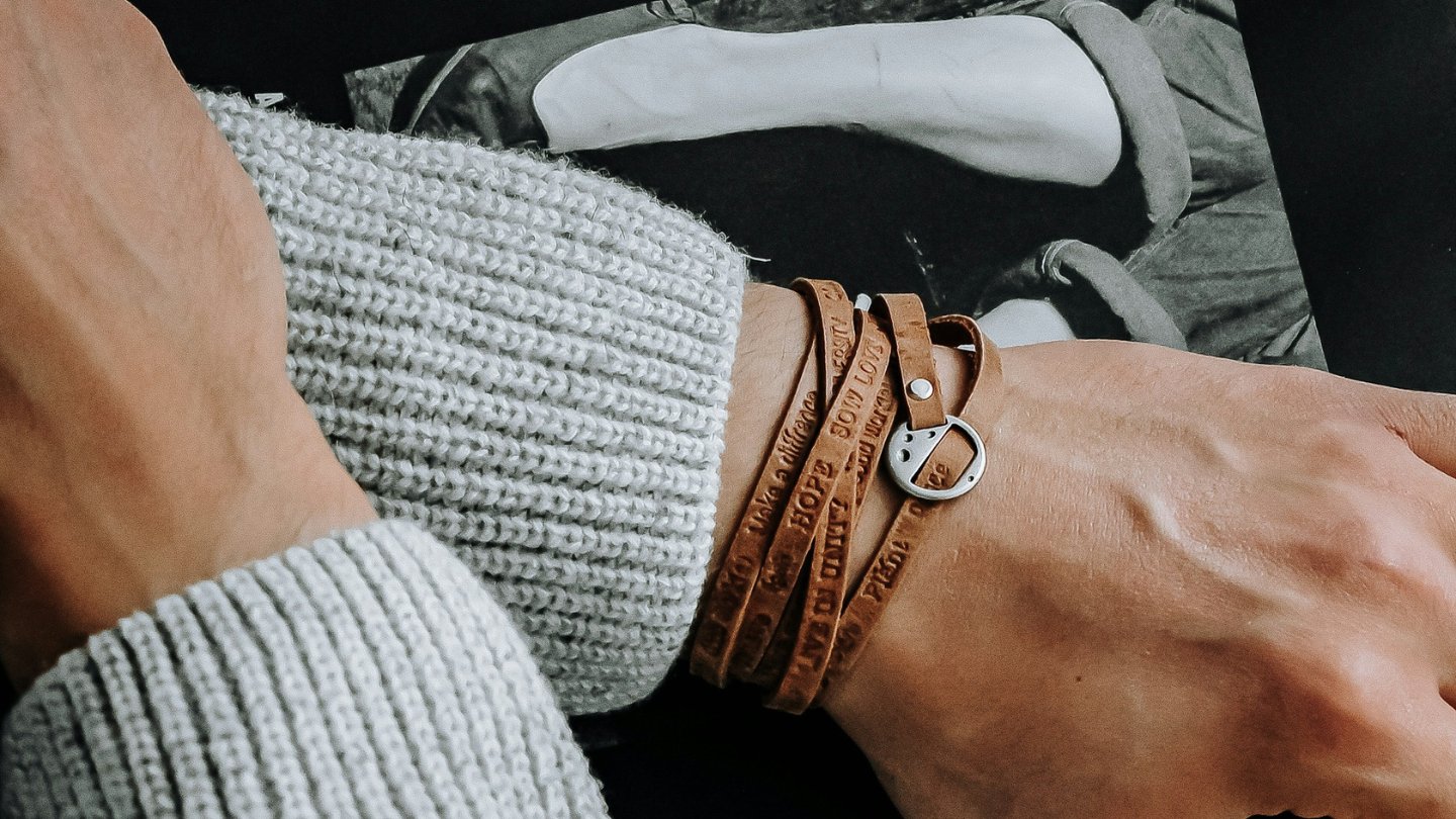 Comment choisir un bracelet bohème en cuir et pierres naturelles pour un style unique